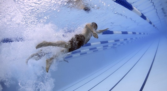 Bild på simmare som simmar under vatten i en pool