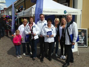 Glada kristdemokrater som EU-kampanjar på Mönsterås marknad 