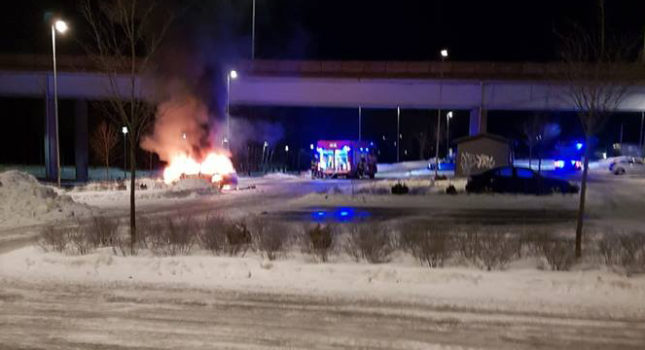 En av årets bilbränder i Knivsta.
