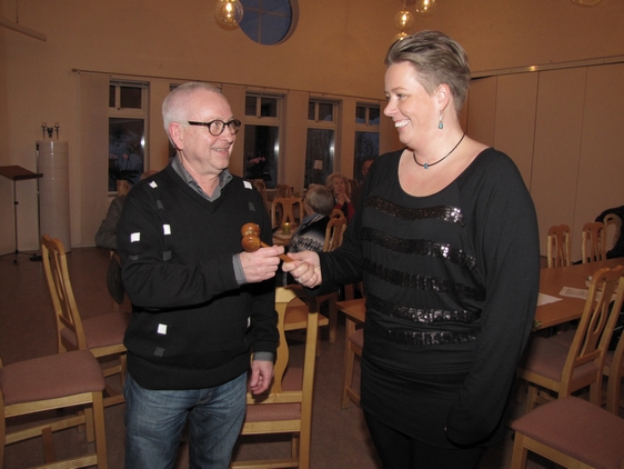 Therese Gustafsson lämnar över ordförandeklubban till Kristdemokraterna i Mjölbys nyvalde ordförande, Birger Hagström. Foto: Nisse Graan