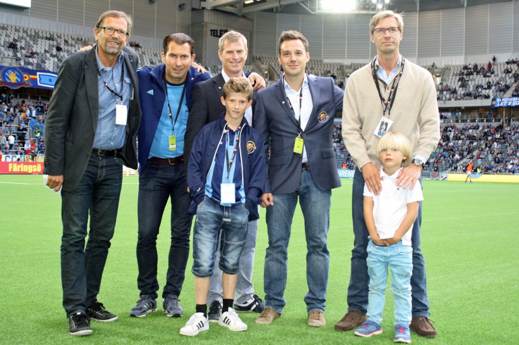 Magnus Ramstrand (KD), till vänster, med företrädare för Drive in-fotboll.