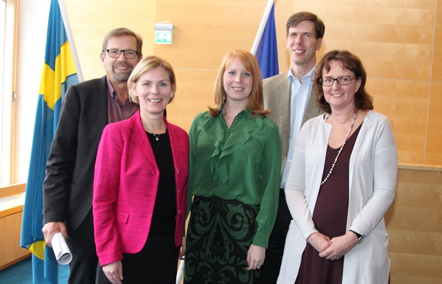 Magnus Ramstrand (KD), till vänster, tillsammans med övriga kommunledningen och näringsminister Annie Lööf, i grön tröja.