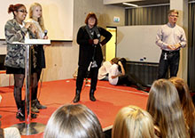 Sonia Lunnergård från Kristdemokraterna (mitten) och andra politiker grillades på Ungdomens dag.