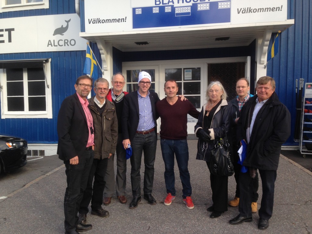 Magnus Ramstrand tillsammans med flera kristdemokrater och riksdagsman Andreas Carlson, KD, hos Jonas Boström, VD på Blå Huset, ett välmående familjeföretag i Sollentuna.