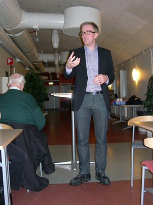 Alf Svenssons högra hand, pressekreterare Andreas Carlson, talade om arbetet i EU-parlamentet. (Foto: Håkan Johansson)