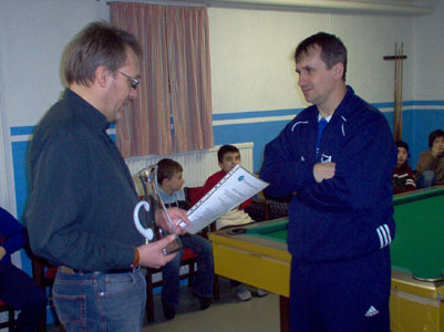 Arnold Carlzon överlämnar Vitsippspriset 2005 till Nedim Sirbic. (Foto: Håkan Johansson)