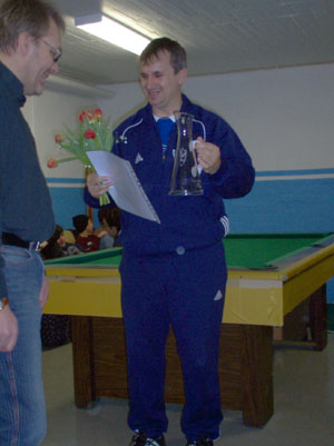 Nedim Sirbic tar emot Vitsippspriset 2005 ur Arnold Carlzons hand. ((Foto: Håkan Johansson)