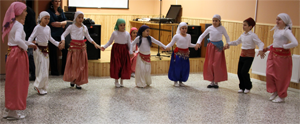 Barn och ungdomar från Bosniska föreningen dansade (Foto:  Arnold Carlzon)
