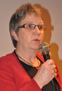 Karin Högberg håller i en mikrofon