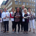Innan lunch passade vi på att kampanja på sta’n - på da'n ett år före valet. (Foto: Håkan Johansson)