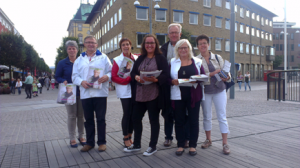 Innan lunch passade vi på att kampanja på sta’n - på da'n ett år före valet. (Foto: Håkan Johansson)