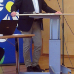 Nomineringskommitténs ordförande Andreas Sturesson, Jönköping, i talarstolen. (Foto: Håkan Johansson)