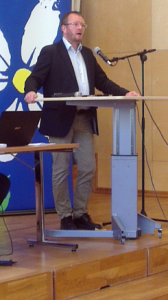 Nomineringskommitténs ordförande Andreas Sturesson, Jönköping, i talarstolen. (Foto: Håkan Johansson)