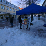 Vi förbereder adventsglögg i vinterkylan. (Foto: Håkan Johansson)