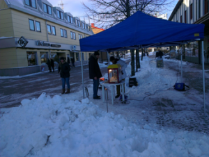 Vi förbereder adventsglögg i vinterkylan. (Foto: Håkan Johansson)
