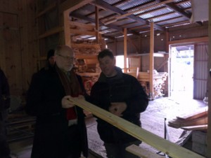 Stefan Attefall (KD), bostadsminister och Martin Alvsveden, VD på Gunnars såg diskuterar träkvalitet. (Foto: Håkan Johansson)