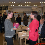 Elna Svenle tar emot Kristdemokraternas Vitsippspris av Camilla Rinaldo Miller (KD). (Foto: Håkan Johansson)