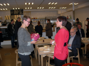 Elna Svenle tar emot Kristdemokraternas Vitsippspris av Camilla Rinaldo Miller (KD). (Foto: Håkan Johansson)