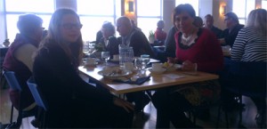 Dagens lunchsällskap - Hanna och Camilla! :D (Foto: Håkan Johansson)