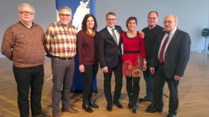 Några av kristdemokraterna från Värnamo på distriktsstämman tillsammans med Sveriges bästa partiledare, Göran Hägglund (KD). (Foto: Håkan Johansson)