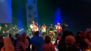 Schysst klass på underhållningen. Triple & Touch och Magnus Spångbergs orkester tillsammans med Star for life Choir från Sydafrika fick över 1000 gäster att sjunga, gunga och dansa. (Foto: Håkan Johansson)