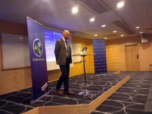 Kristdemokraternas utvecklingschef Joakim Pettersson serverar fakta på löpande band i seminariet Från minus till plus. Ja, skatteintäkterna har ökat! Ja, välfärden har fått mer! Ja... (Foto: Håkan Johansson)