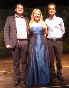 Årets Jenny Lindstipendiat Christina Nilsson tillsammans med tenoren Tobias Westman och pianisten Thomas Rudberg i Värnamo Folkets park. (Foto: Håkan Johansson)