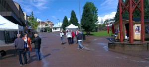 Man vet att man kampanjar i Gislaved när man är ensam med S, V och K. (Foto: Håkan Johansson)