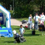 Det var mycket folk i Åbroparken när Kristdemokraterna ordnade familjefest. (Foto: Håkan Johansson)