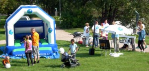 Det var mycket folk i Åbroparken när Kristdemokraterna ordnade familjefest. (Foto: Håkan Johansson)