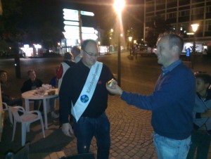Patrik Ekwall stod för grillningen när Kristdemokraterna öppnade valstugan för natthäng. (Foto: Håkan Johansson)