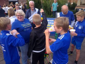 Det var alldeles fullt med folk på torget under Pangstafetten. (Foto: Håkan Johansson)