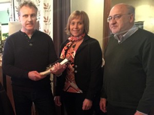 Stefan Timhagen tar emot Kristdemokraternas Vitsippspris från Camilla Rinaldo Miller och Christer Fjordevik. (Foto: Arnold Carlzon)