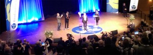 Uppskattningen och vänskapen gick nästan att ta på när Göran Hägglund avslutade sitt sista partiledartal inför partiets kommun- och landstingspolitiker i ett välfyllt Conventum i Örebro. (Foto: Håkan Johansson)