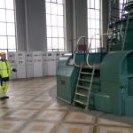 Här är vi inne i kraftstationen och tittar på den enorma generatorn. (Foto: Håkan Johansson)