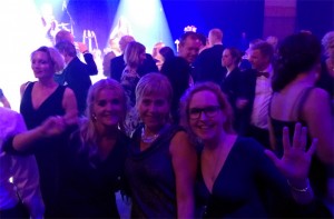 Peter Johansson fixade grymt drag på dansgolvet. AnnSofie Björhag, Camilla Rinaldo Miller och Helena Ruderfors hängde på. (Foto: Håkan Johansson)