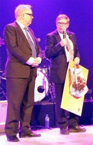 Lars Rosborg och jag delar ut årets arkitekturpriser från Värnamo kommun på Värnamogalan‬. (Foto: Stina Gof)