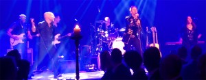 Hög klass på underhållningen på ‪Värnamogalan‬! - Peter Johansson sjunger Queen‬. (Foto: Håkan Johansson)