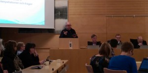 Här besvarar jag min första interpellation. Det var Svante Olson (V) som ville diskutera olägenheter med fastbränsleeldning. (Foto: Xhilda Bushati)