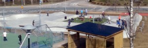 Den här utsikten har jag från mitt arbetsrum - en skatepark som nästan alltid är full av ungdomar som är ute och rör på sig. (Foto: Håkan Johansson)