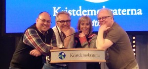 Värnamogänget i Folkets hus talarstol: Torbjörn Eriksson, Arnold Carlzon, Camilla Rinaldo Miller och Håkan Johansson. (Foto: Anna-Karin Yngvesson)