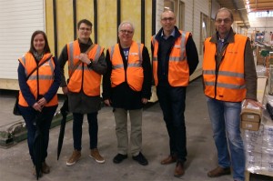Här står vi framför en av modulerna till folkhögskolans nya elevboende inne i Flexators fabrik i Anneberg. (Foto: ?)