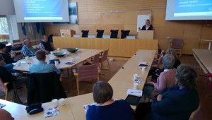 Distriktsombudsman Stina Sinclair höll i kvällen om ideologi och principprogrammet. (Foto: Håkan Johansson)