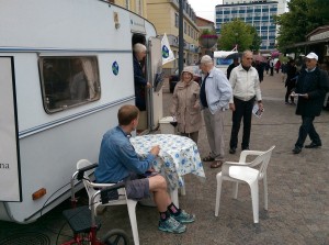 Kristdemokraterna bjöd på våfflor i Seniorförbundets våffelvagn på Slåttalördag marknad i Värnamo. (Foto: Håkan Johansson)