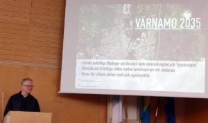 Peter Sjöström sammanfattade ett sätt att tänka kring utevecklingen för Värnamo stad. (Foto: Håkan Johansson)