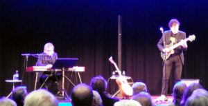 Jojje Wadenius och Lennart Simonsson i en skön konsert med musik för unga och gamla själar. (Foto: Håkan Johansson)