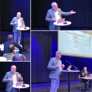 Håkan Johansson (KD) debuterar i Regionfullmäktiges talarstol. (Foto: Raymond Pettersson och Mia Frisk)