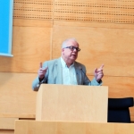 Håkan Johansson talade om ett barnvänligt, äldrevänligt och företagarvänligt ledarskap under inledningsanförandet i budgetdebatten i Värnamo Kommunfullmäktige. (Foto: Agnes Johansson)
