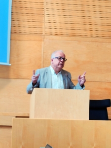 Håkan Johansson talade om ett barnvänligt, äldrevänligt och företagarvänligt ledarskap under inledningsanförandet i budgetdebatten i Värnamo Kommunfullmäktige. (Foto: Agnes Johansson)