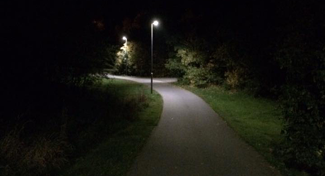 Bilden visar en mörk gångväg i Knivsta